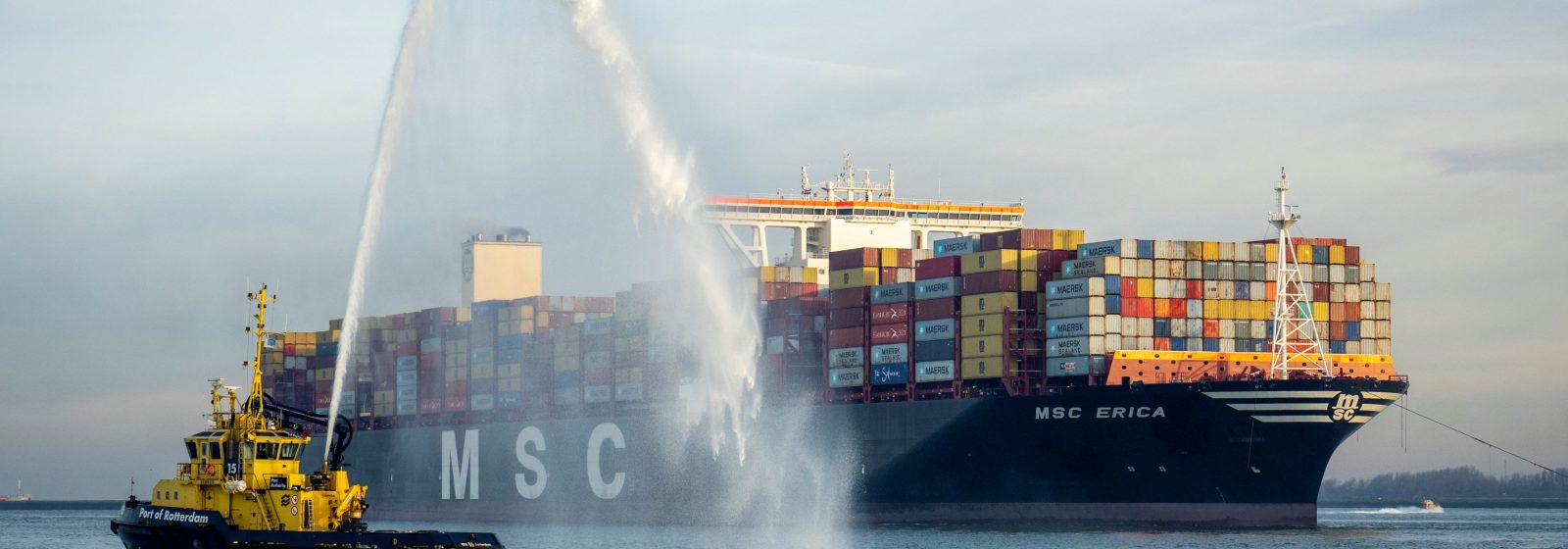 Containerschepen op spuitserenade onthaald voor 15 miljoenste teu (Rotterdam)