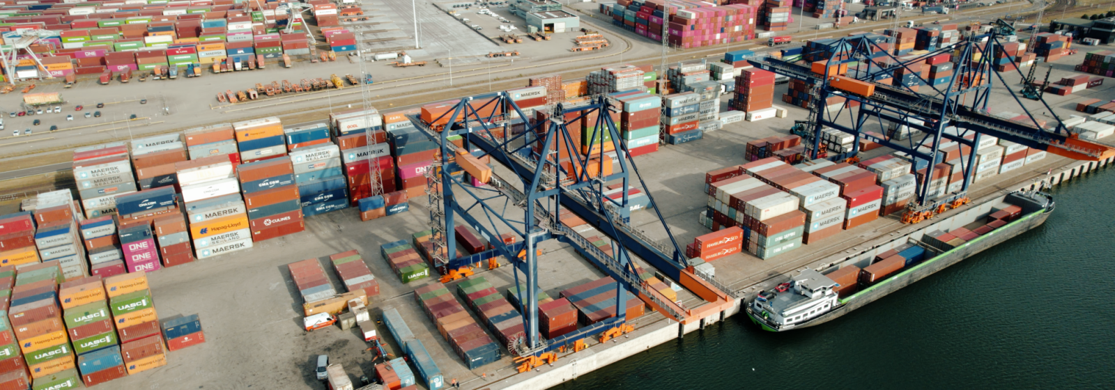 De containerterminal van Kramer Group in Rotterdam