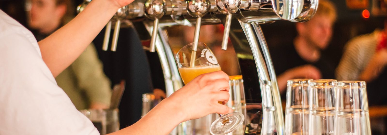 Afbeelding van een bar met een glas bier