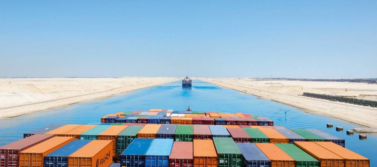 Containerschepen in Suezkanaal