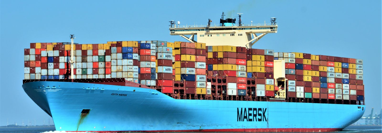 De 'Edith Maersk' afvarend op de Westerschelde