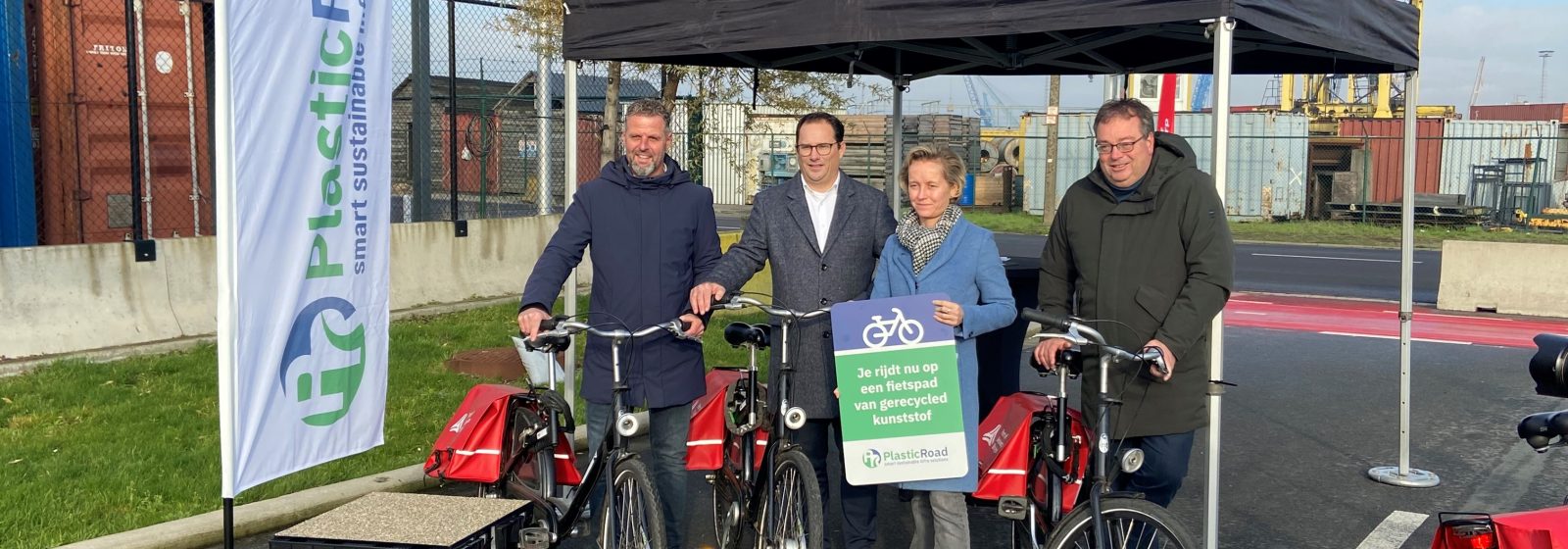 Antwerps havenschepen Annick De Ridder op nieuw duurzaam fietspad langs de Zomerweg