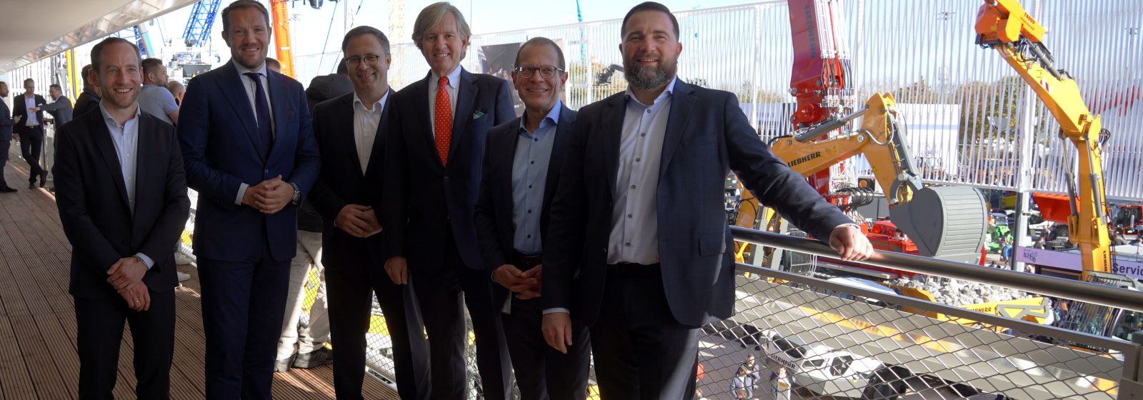 CEO Broekman Rik Pek (uiterst links), Dr. Ralph-Hillard Geuther (midden met oranje das: hoofdaandeelhouder Broekman) en Ron Kuijpers (uiterst rechts: director business development)