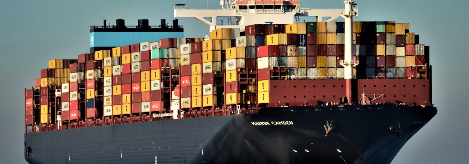 Containerschip ‘Maersk Camden’ opvarend op de Westerschelde
