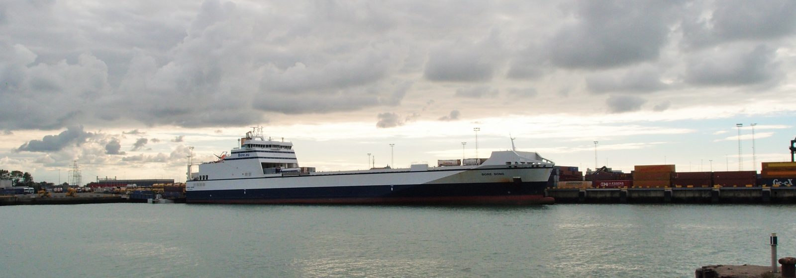 Vrachtschip 'Bore Song' aan Westerhoofdterminal in Zeebrugge