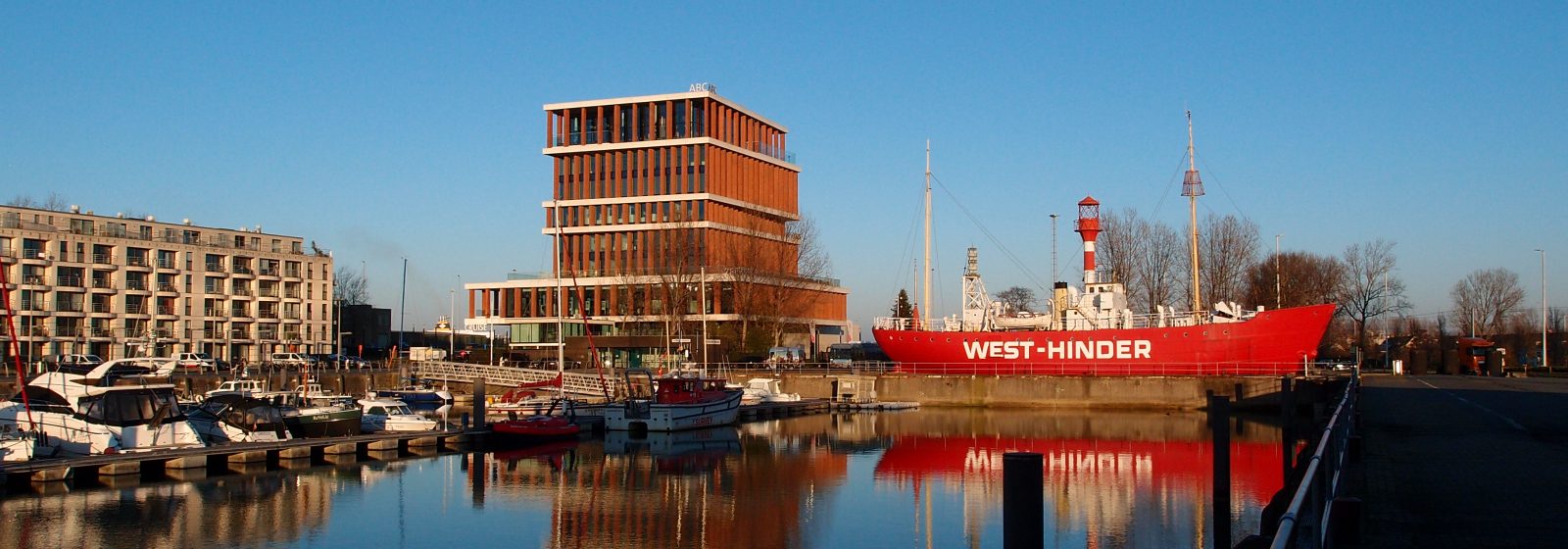 ABC-toren (cruiseterminal) met 'Westhinder II' in Zeebrugge