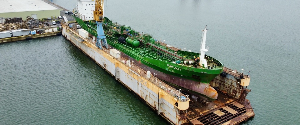 bunkertanker 'Fortuna I' in drijvend droogdok Flanders Ship Repair Zeebrugge