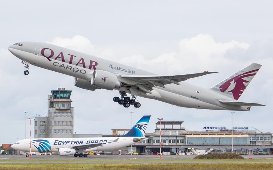 Vliegtuig van Qatar Airways op de luchthaven van Oostende