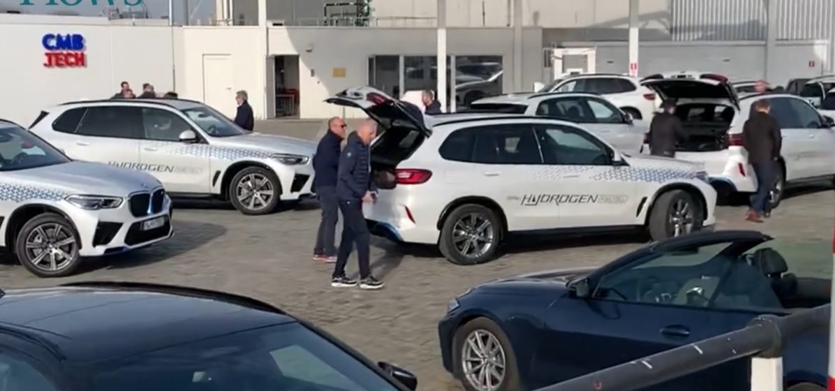 BMW iX5 op waterstof bij het tankstation van CMB.TECH in Antwerpen
