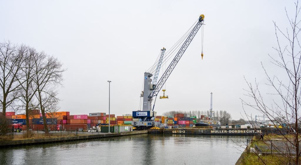 Levering van een nieuwe elektrische 125-tons Gottwald kraan bij Hutchison Ports in Willebroek