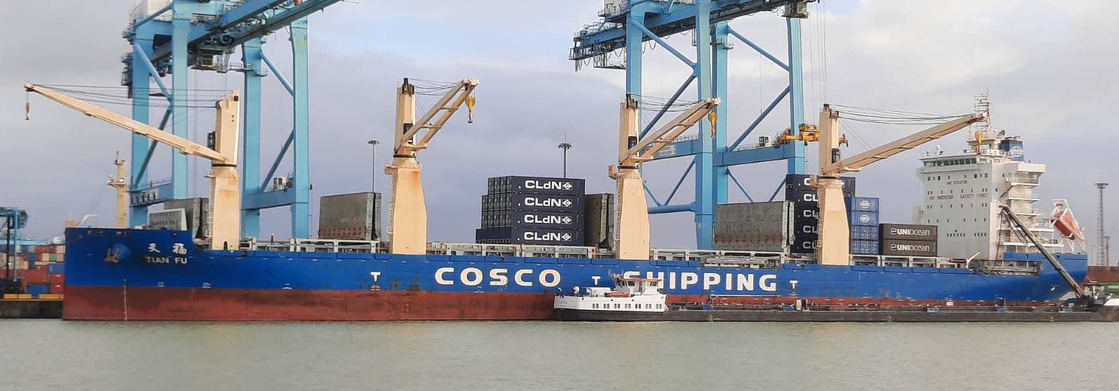 'Tian Fu' levert nieuwe containers CLdN in Zeebrugge