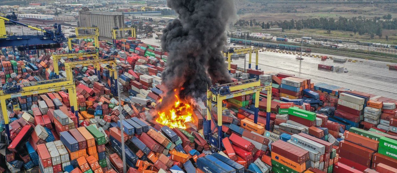 Beeld van sociale media dat een brand toont in de haven van Iskenderun in Turkije.
