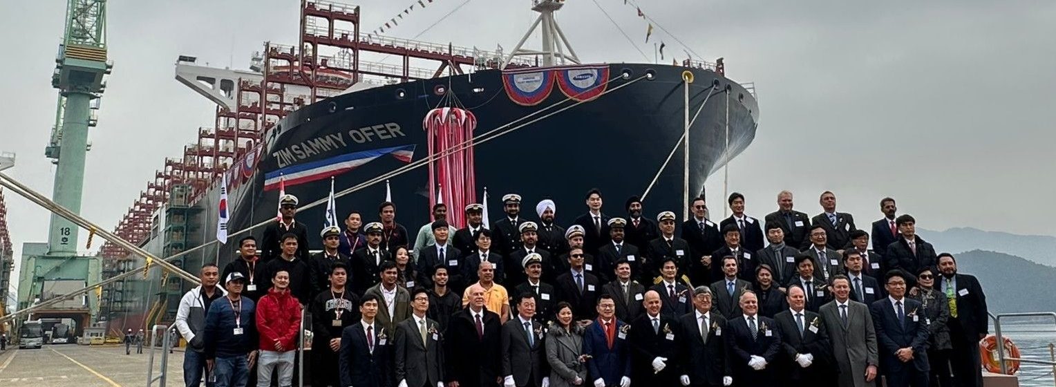 Scheepsdoop van het containerschip 'ZIM Sammy Ofer' in Zuid-Korea