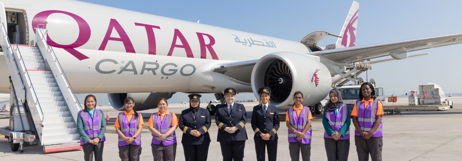 De volledige vrouwelijke crew van Qatar Airways Cargo
