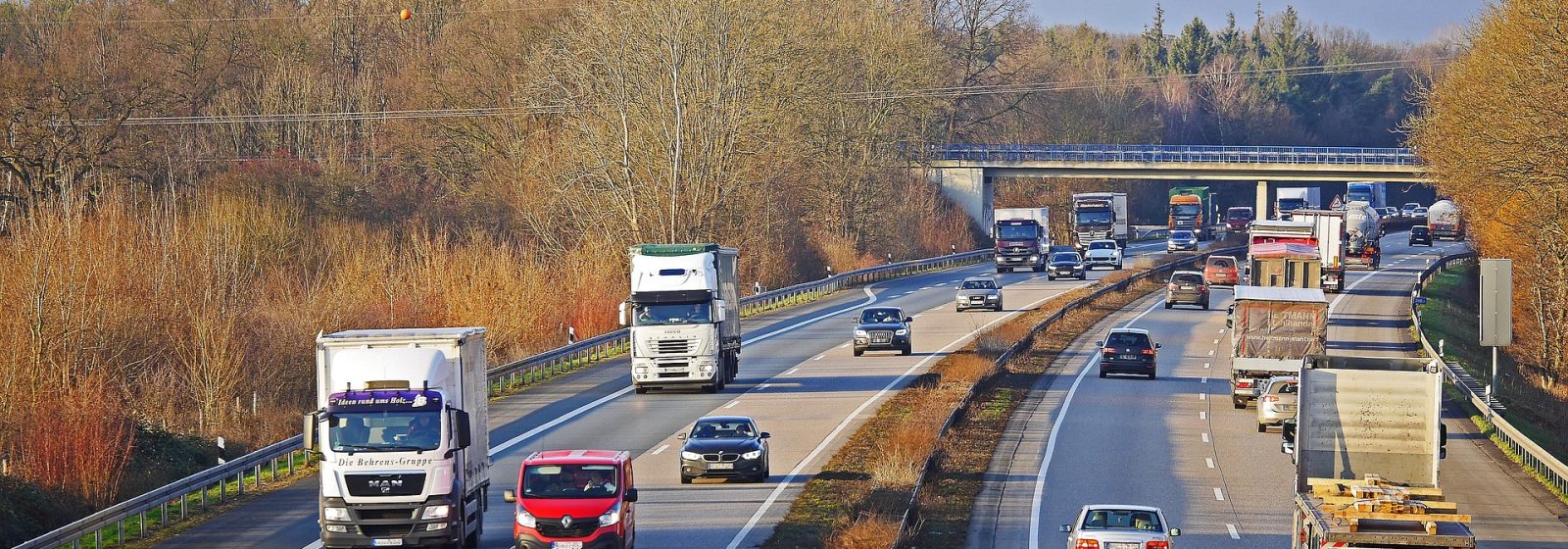 Vrachtwagens en personenwagens op snelweg