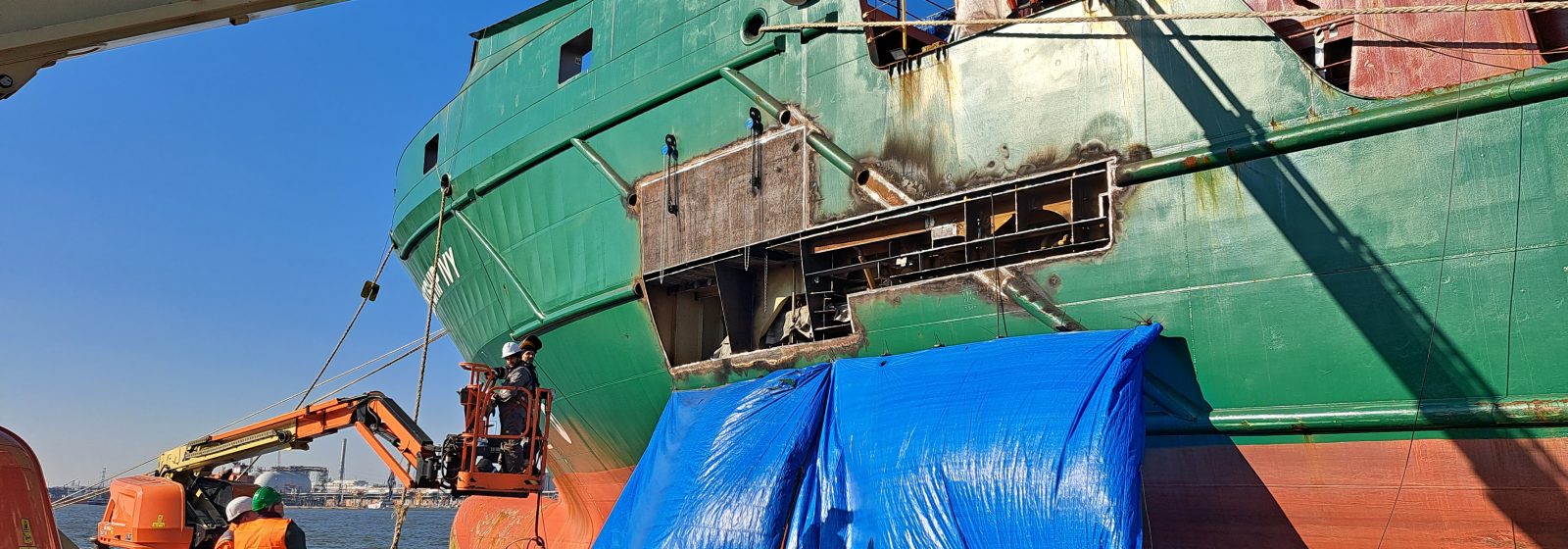 Herstelwerken aan containerschip 'Contship Ivy' in Vijfde Havendok