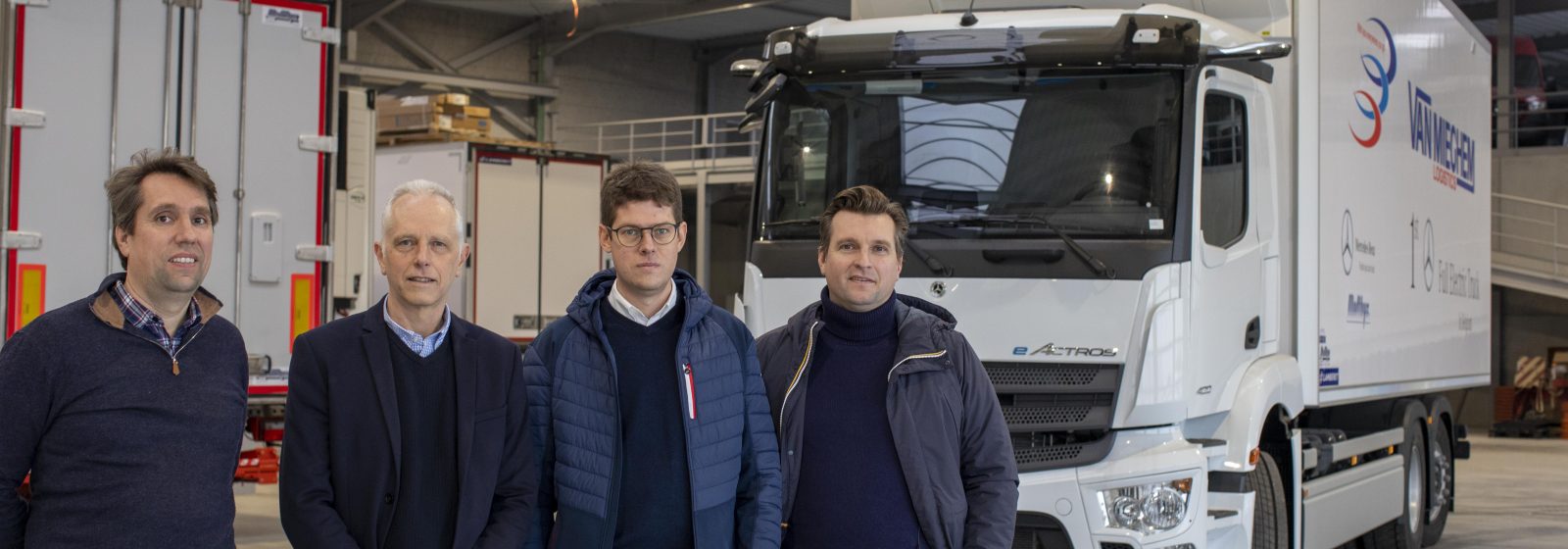 Elektrische truck Van Mieghem - V.l.n.r. Joris Matthys, Rudy Vanderperren, Laurent Van Mieghem en Bart Matthys voor de eerste Belgische eActros.