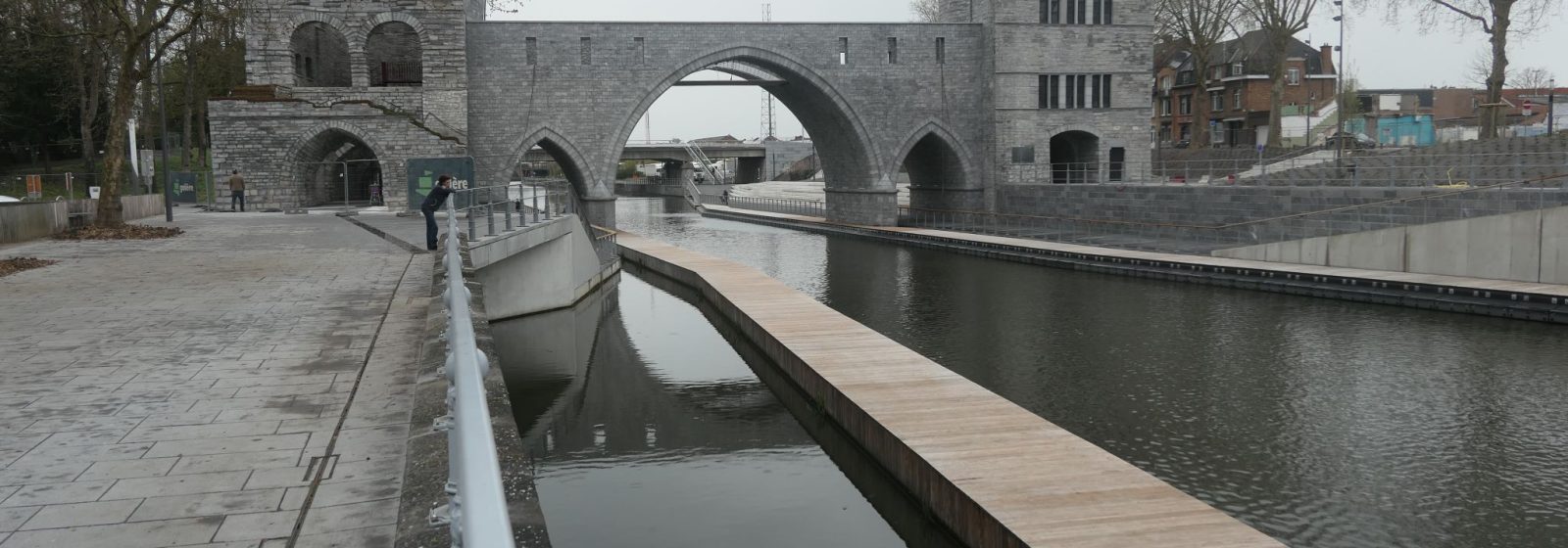 De verbrede en verhoogde Pont des Trous in Doornik