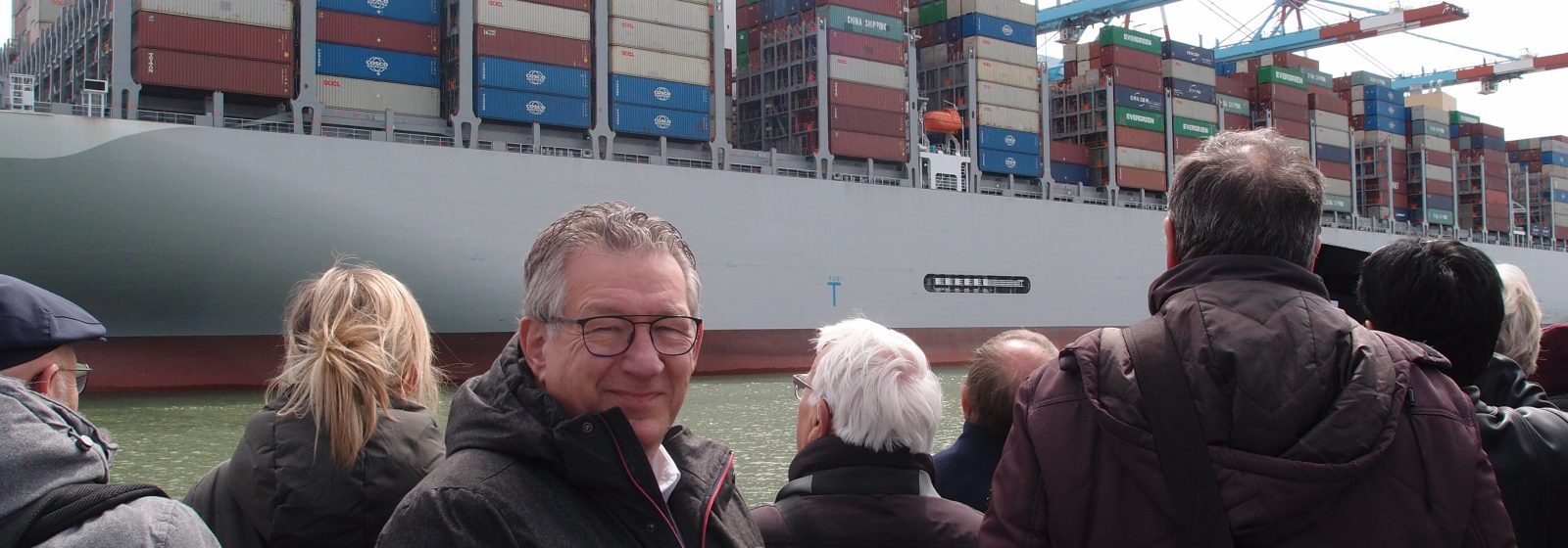 Dirk De fauw bij recordschip 'OOCL Spain' in Zeebrugge