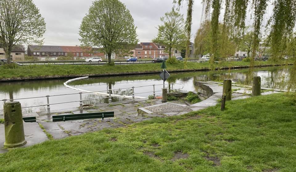 Absorberende dammen tegen olievervuiling Ringvaart Brugge