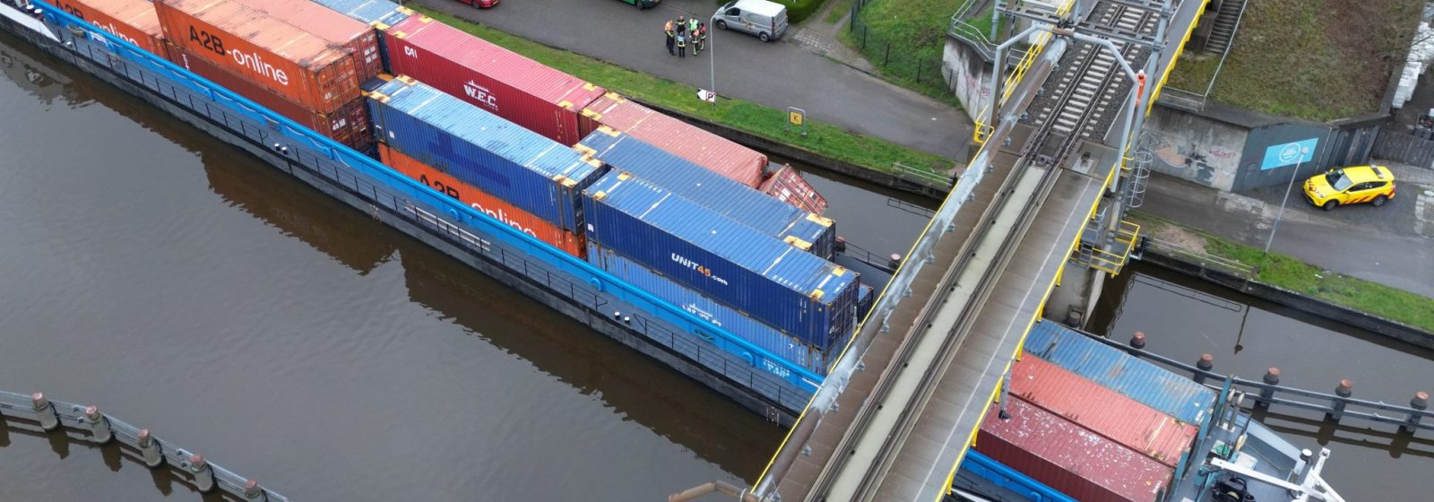 Binnenvaartschip vaart tegen spoorbrug over de Nieuwe Gouwe.