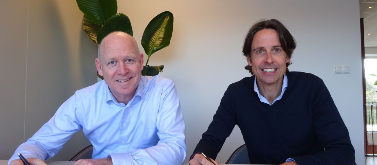CEO van Mammoet Paul van Gelder en Norbert Chevalier, directeur van Dutch Grand Prix, ondertekenen een samenwerkingsovereenkomst.