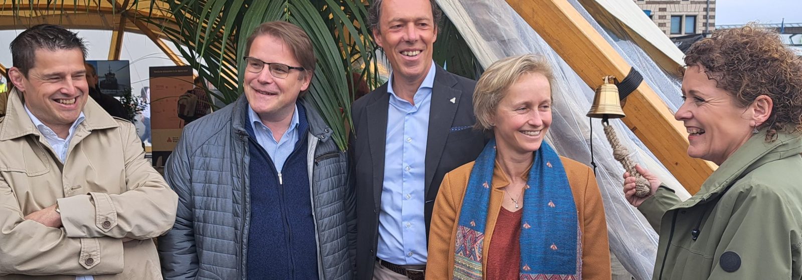 Vlaams minister van Mobiliteit en Openbare Werken Lydia Peeters opent de Vlaamse Havendag met het luiden van de scheepsbel