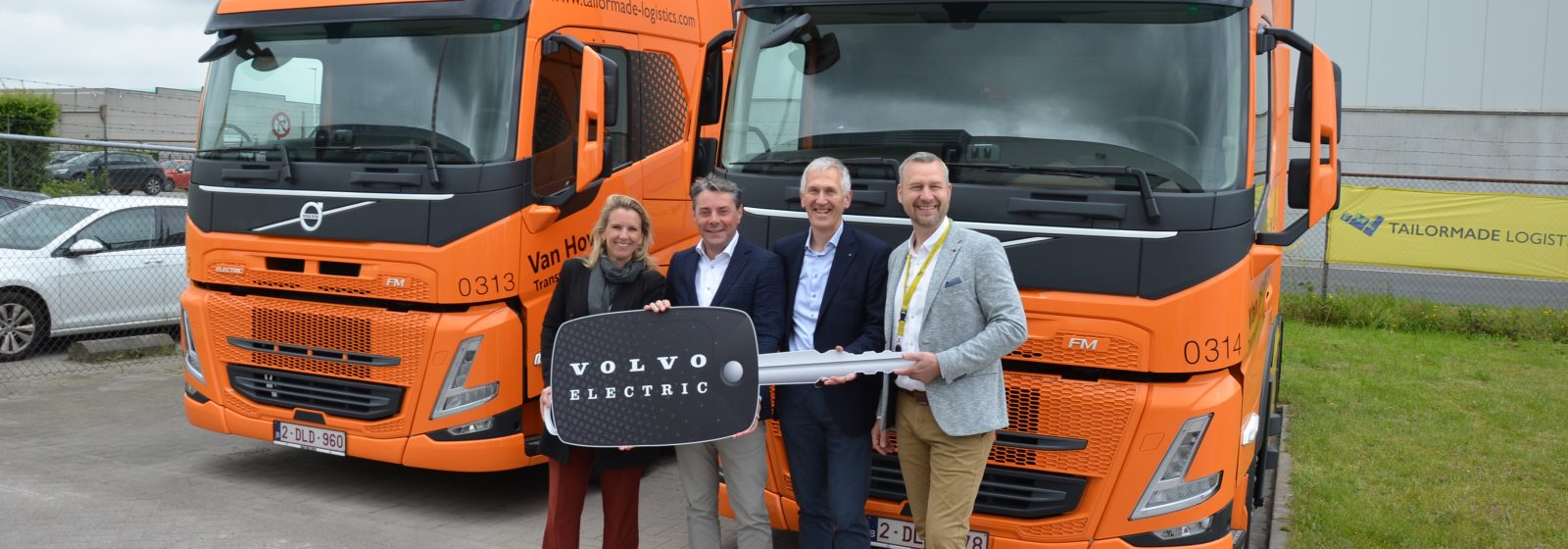 Eerste elektrische trucks Tailormade Logistics. Op de foto (vlnr): schepen Bracke, Frank Kimpe (Volvo), Frank Van Hove (TML), Michael Myers (TML)