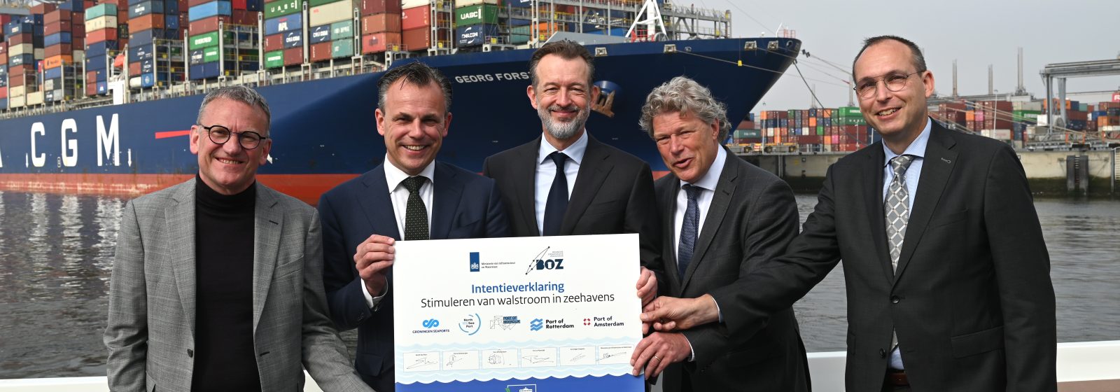 De Nederlandse minister Harbers (tweede links), met North Sea Port-CEO Daan Schalck (uiterst links)