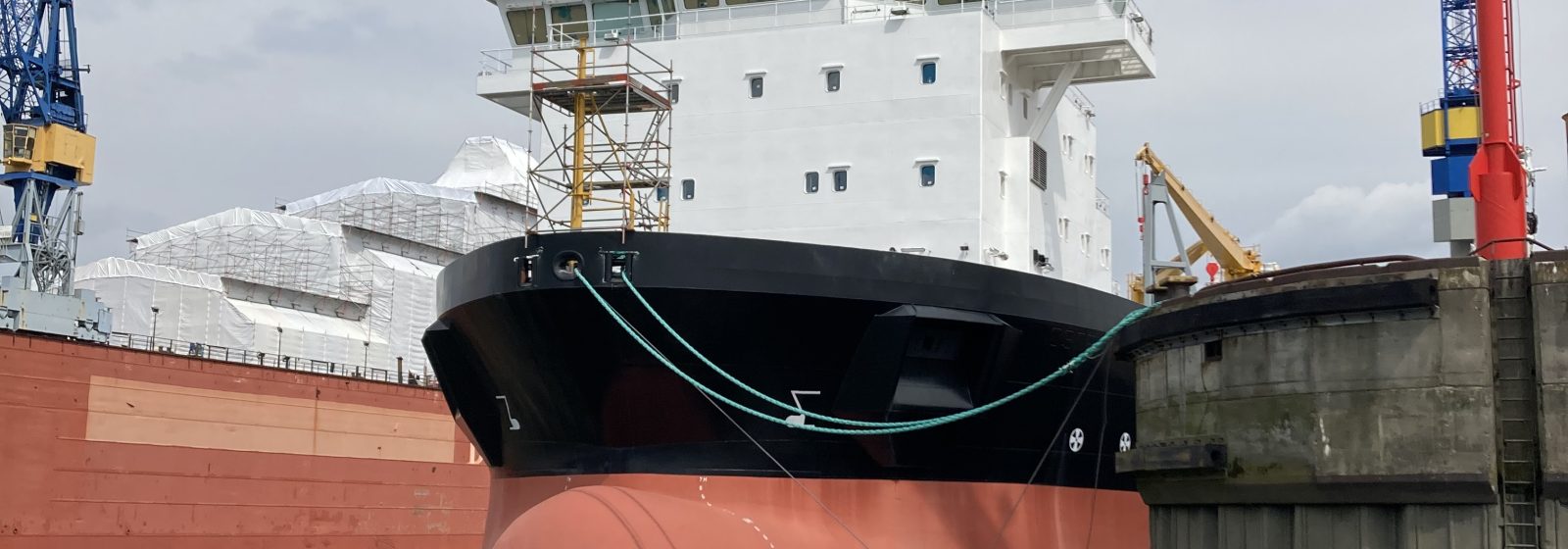 Een schip ligt aangemeerd voor herstelling in de haven van Hamburg