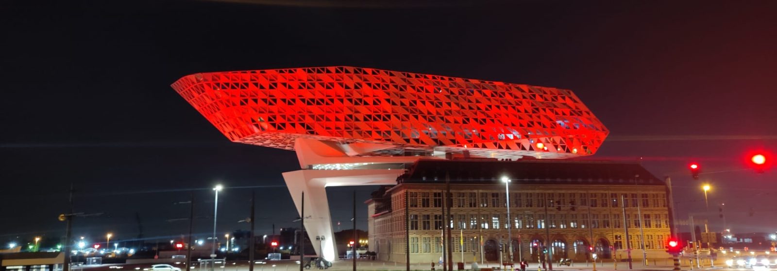 Het Antwerpse havenhuis kleurt rood als eerbetoon aan de kampioenstitel van RAFC.