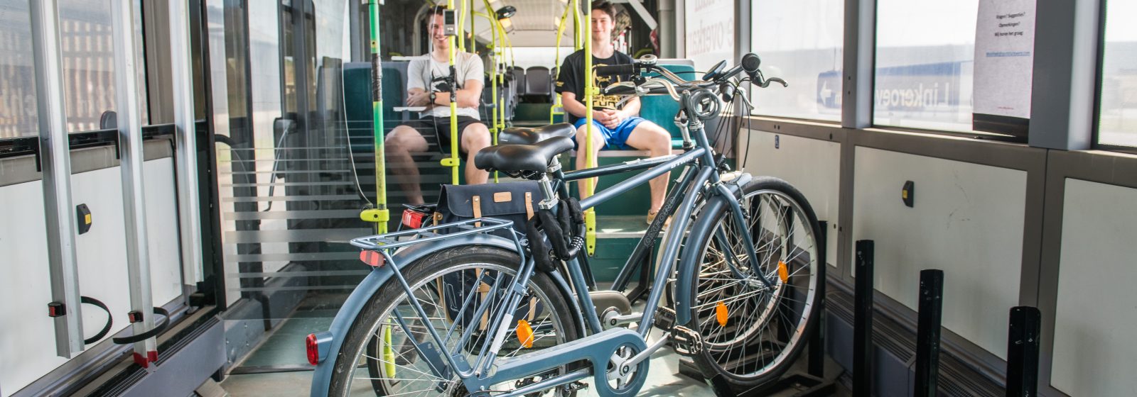 De fietsbus van De Lijn die fietsende pendelaars van en naar hun werk in de Antwerpse haven brengt.