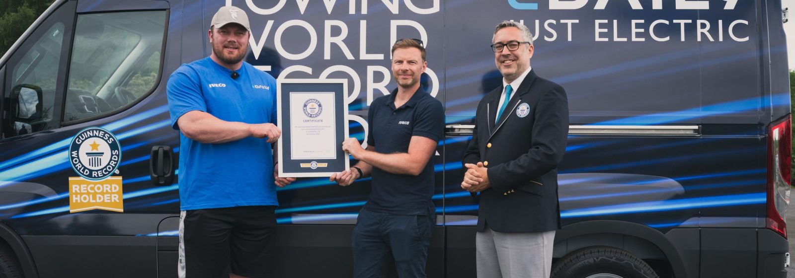 Elektrische bestelwagen IVECO wint wereldrecord 'zwaarste gewicht trekken'.