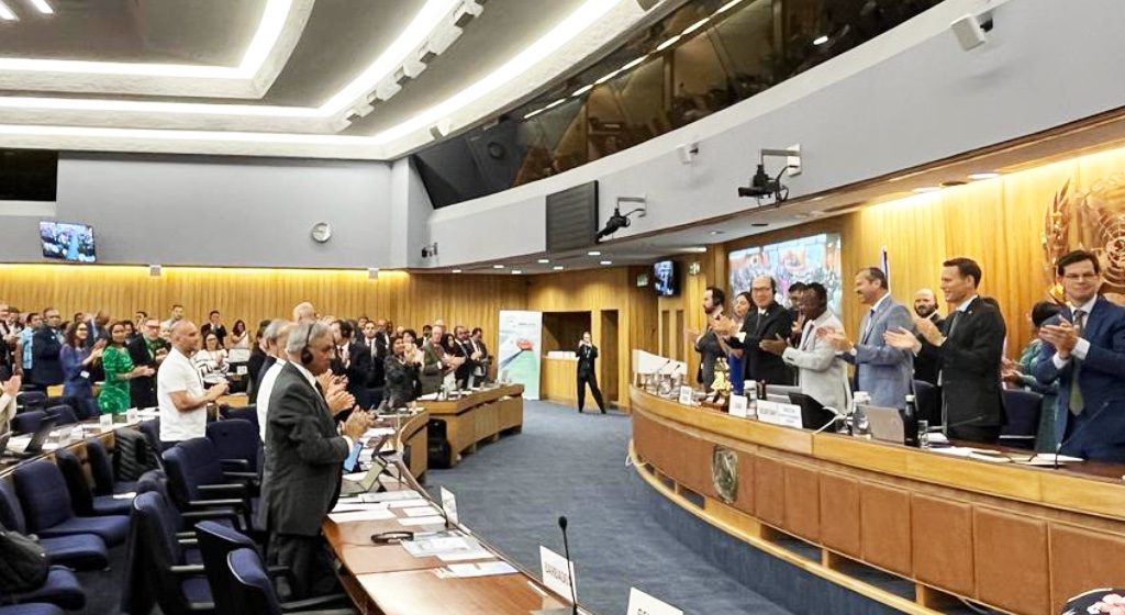 Applaus en tranen in Londen: IMO-lidstaten stemmen in met klimaatakkoord voor scheepvaart