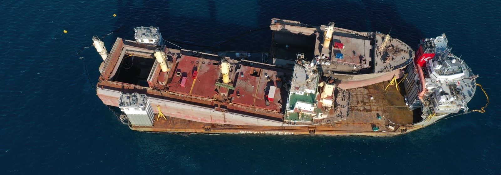 De twee stukken van de 'OS 35' op transportschip 'Fjord'