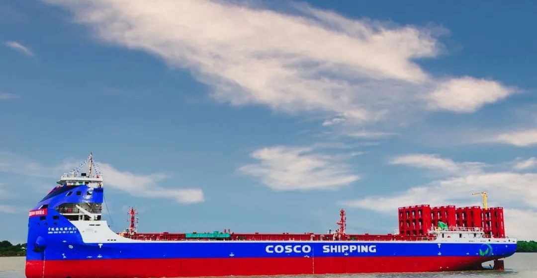 Volledig elektrisch containerschip met verwisselbare batterijen van COSCO Shipping te water gelaten in China.