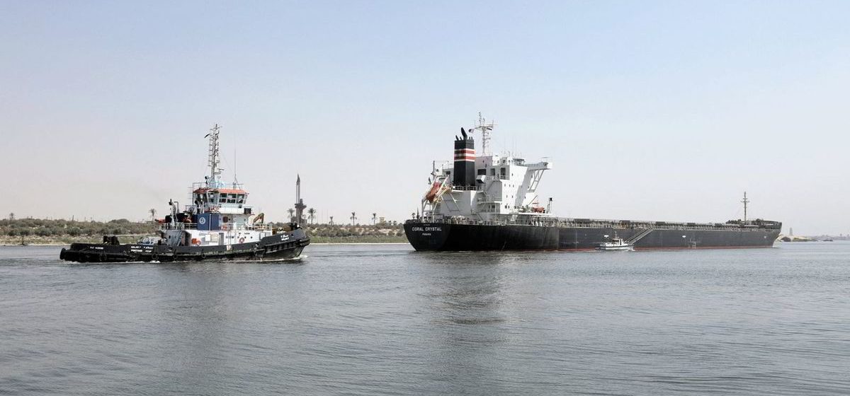Een van de sleepboten van de Suez Canal Authority zonk na een aanvaring met de 'Chinagas Legend'.