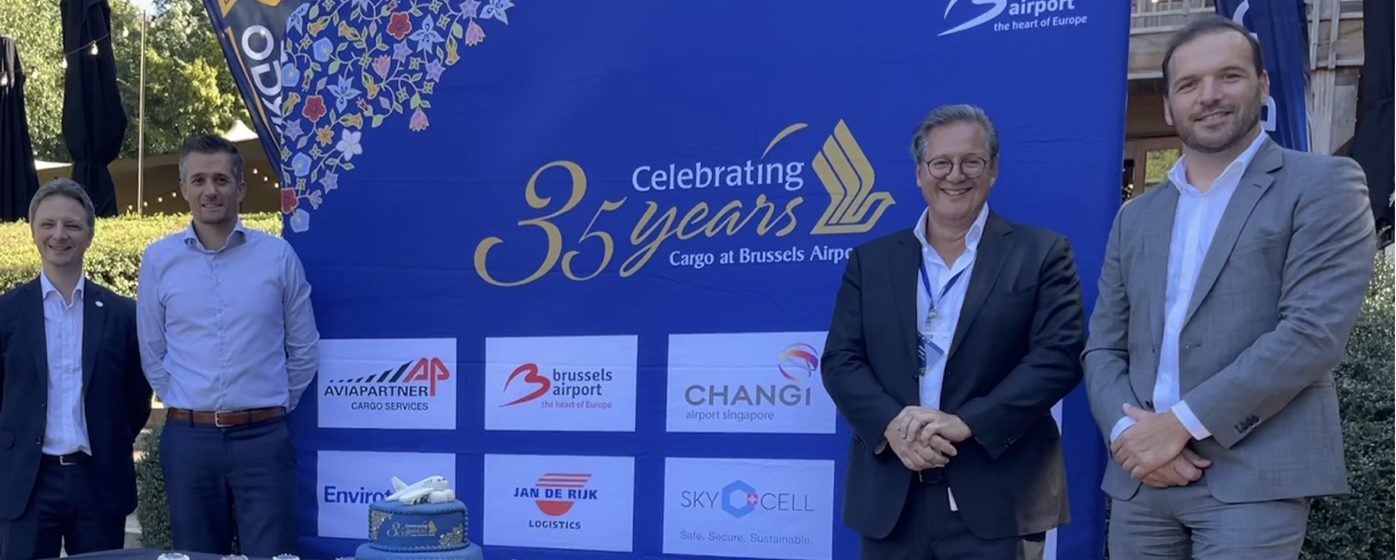35ste verjaardag van Singapore Airlines op Brussels Airport met rechts Geert Aerts
