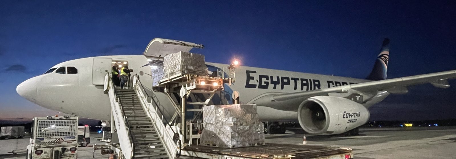Een vliegtuig van Egyptair met ruim 40 ton medisch hulpmateriaal