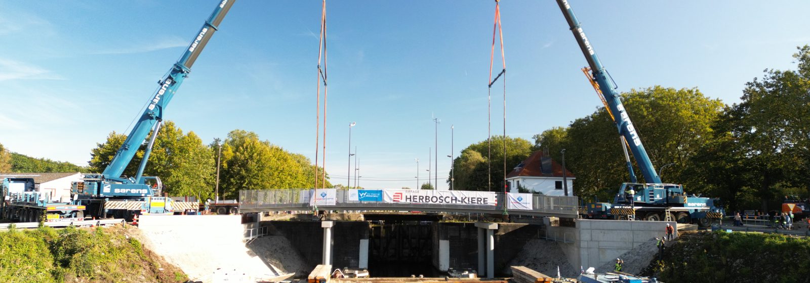 Installatie van de fietsbrug over het kanaal Dessel-Turnhout-Schoten