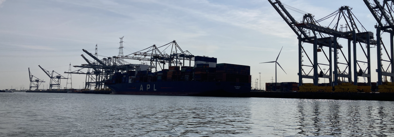 Het Deurganckdok in de haven van Antwerpen
