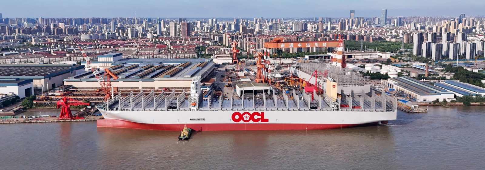 De 'OOCL Zeebrugge' (24.188 teu) aan de afbouwkade in Nantong