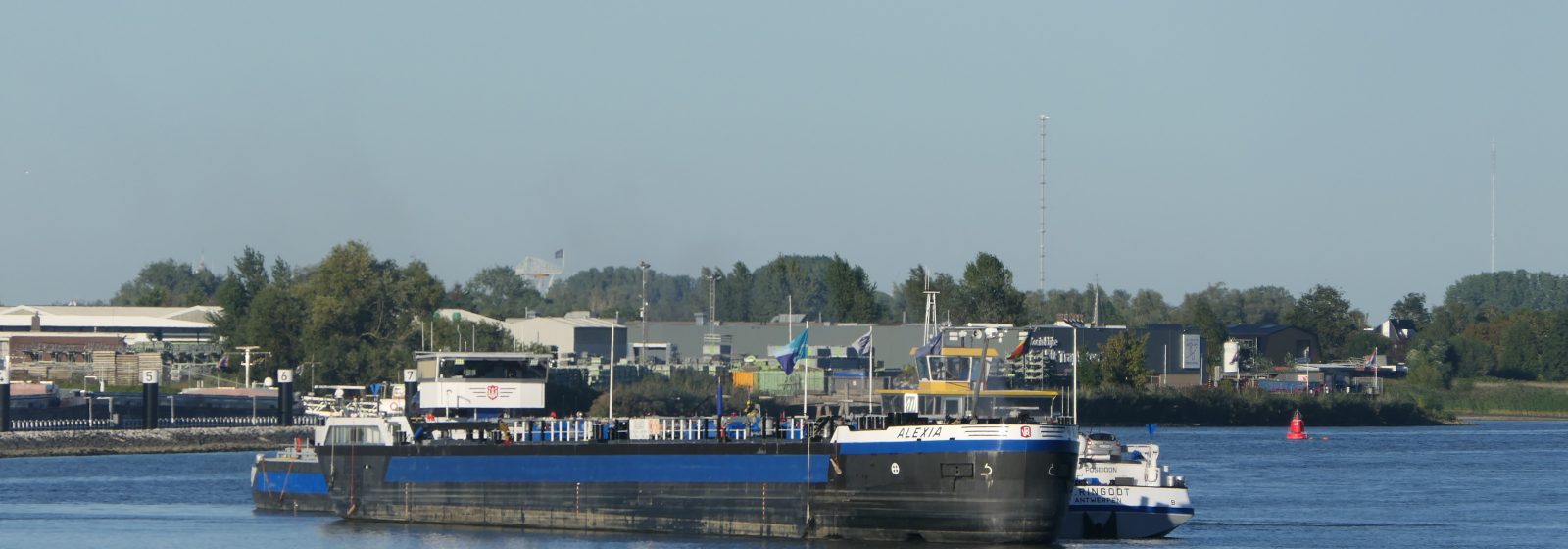 Binnenvaarttanker 'Alexia' langszij de 'Poseidon'