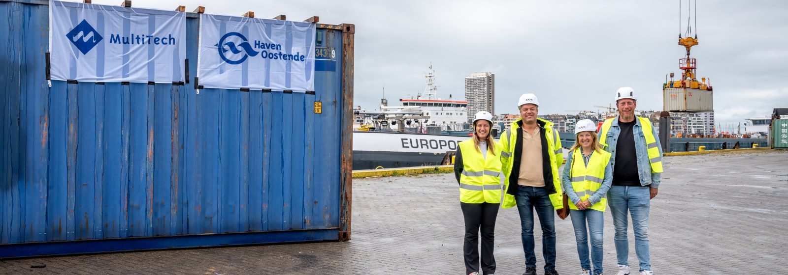 Drie zeecontainers komen aan in Haven Oostende voor VTI Oostende.