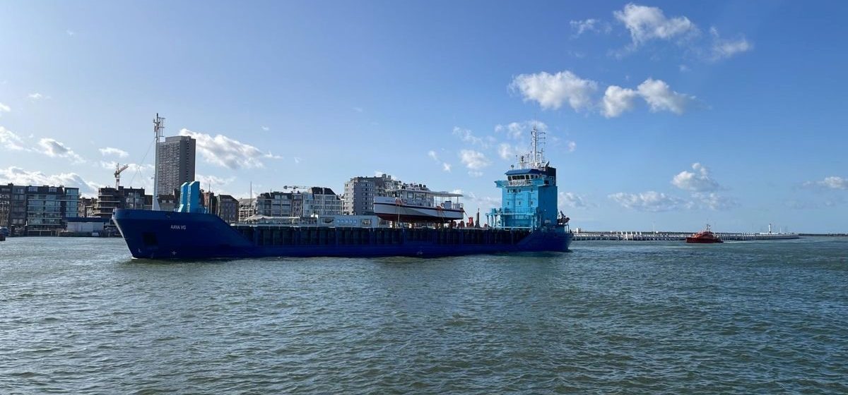 General cargo 'AAVA VG' brengt elektrische veerboot 'Vaar-wel Raveel' naar Oostende