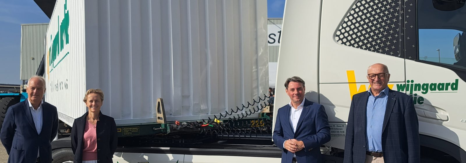 Wijngaard Natie stelt eerste volledig elektrische vrachtwagen van Volvo Trucks in Antwerpse haven voor.