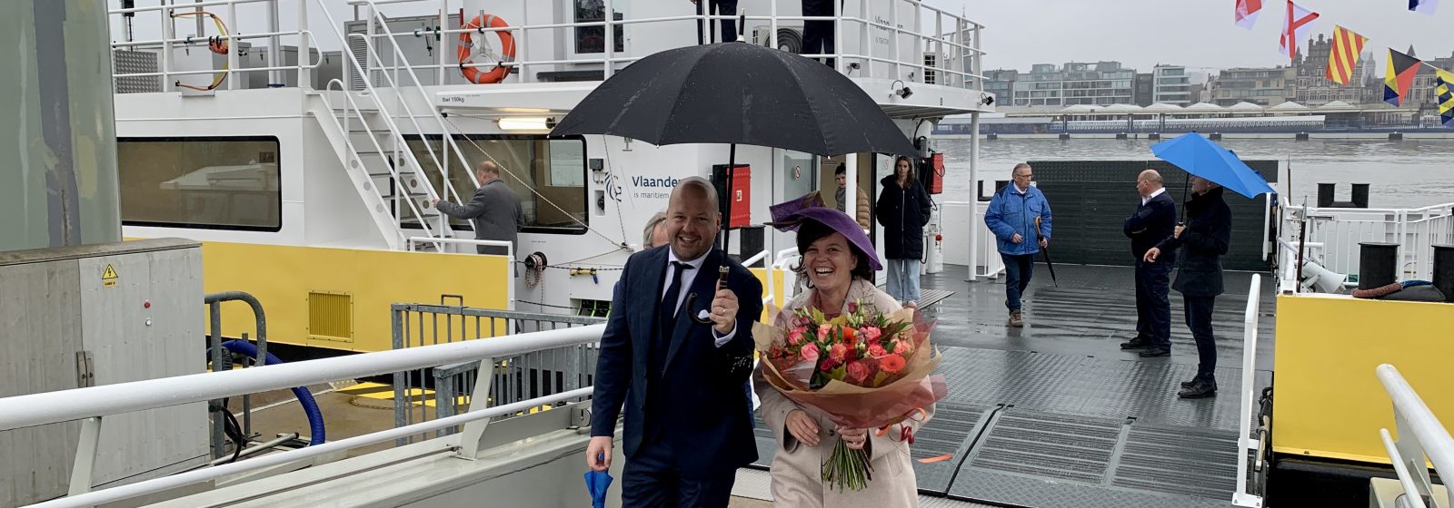 Tim Van Dijck en Nathalie Balcaen na de doopceremonie van de veerboot 'Op Stroom'