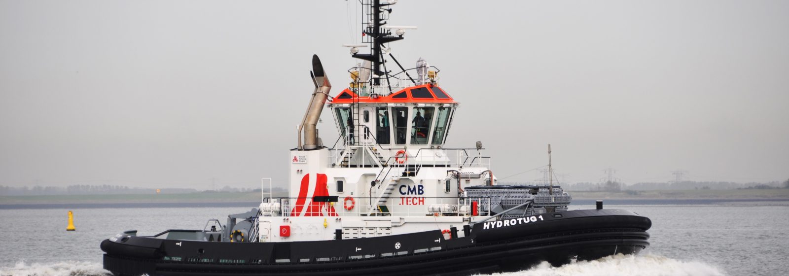 De op waterstof aangedreven sleepboot 'Hydrotug 1' in opvaart bij Terneuzen