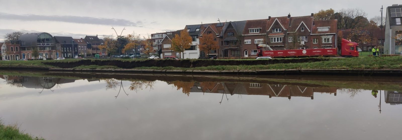 Instorting kanaaloever in Brugge door hoge waterafvoer