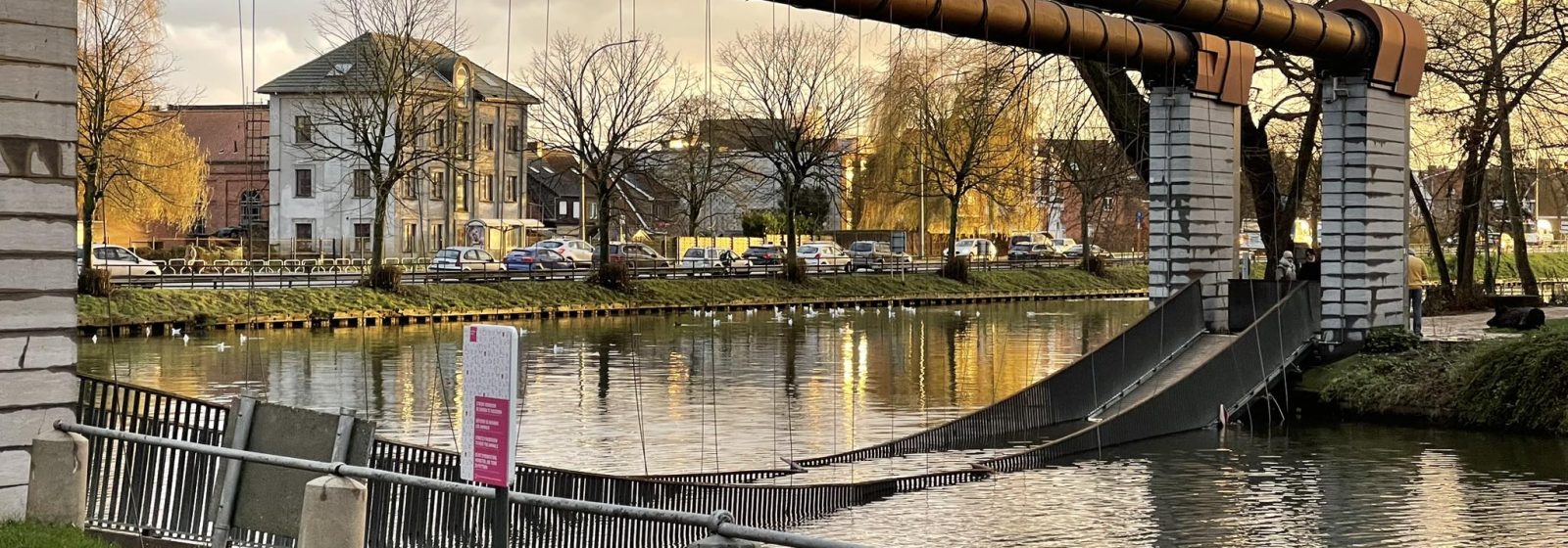 Conzettbrug in Brugge valt in het water.